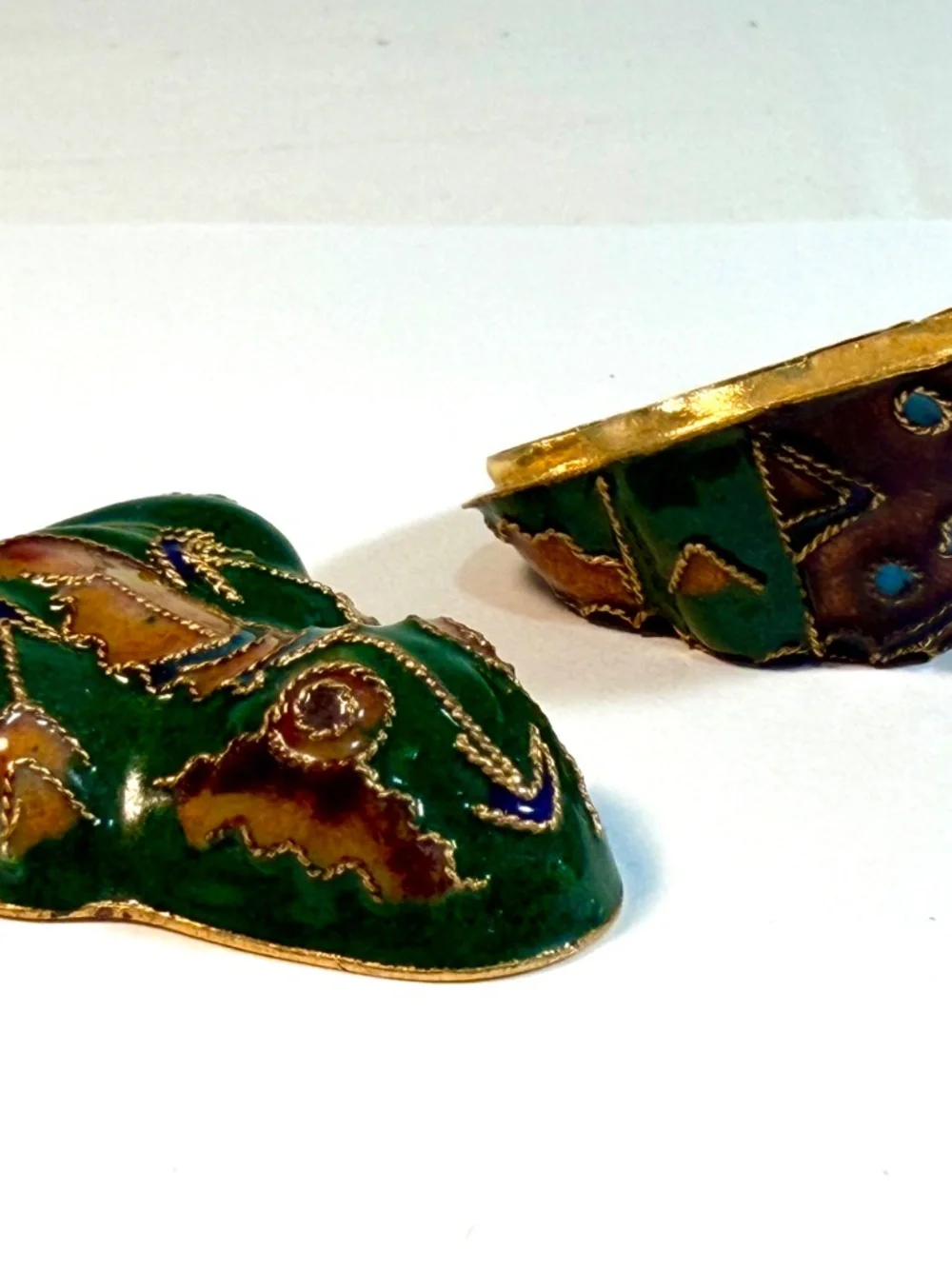 Vintage Cloisonne Green Enamel Frog Trinket Box, Blue Flower on Underside